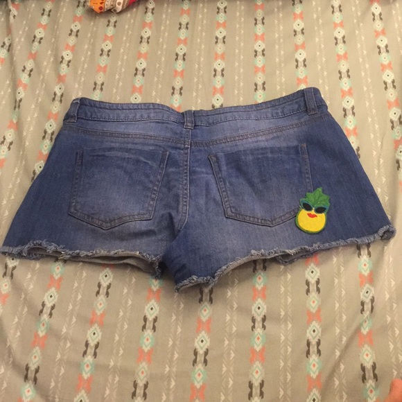 *BOGO 50%* No Boundaries patches jean shorts - Picture 6 of 7